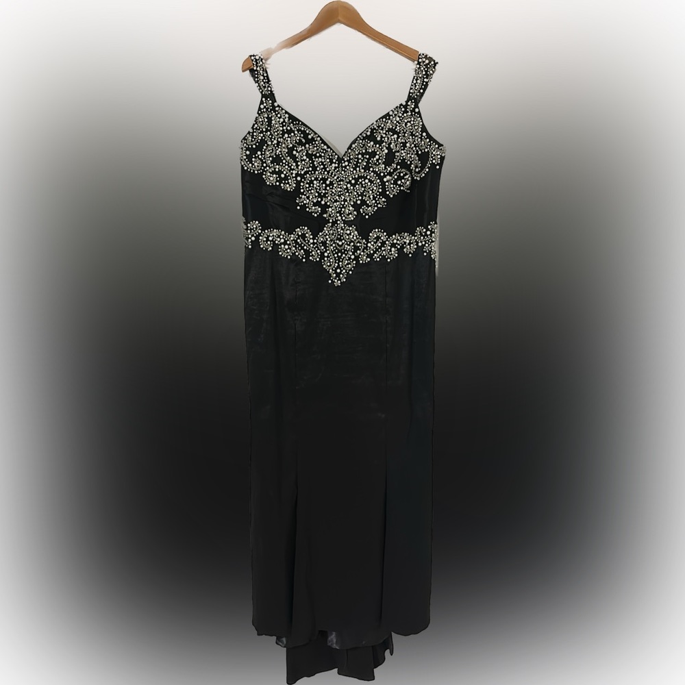 Macduggal Black Evening Gown with White Pearls - Size: 18W